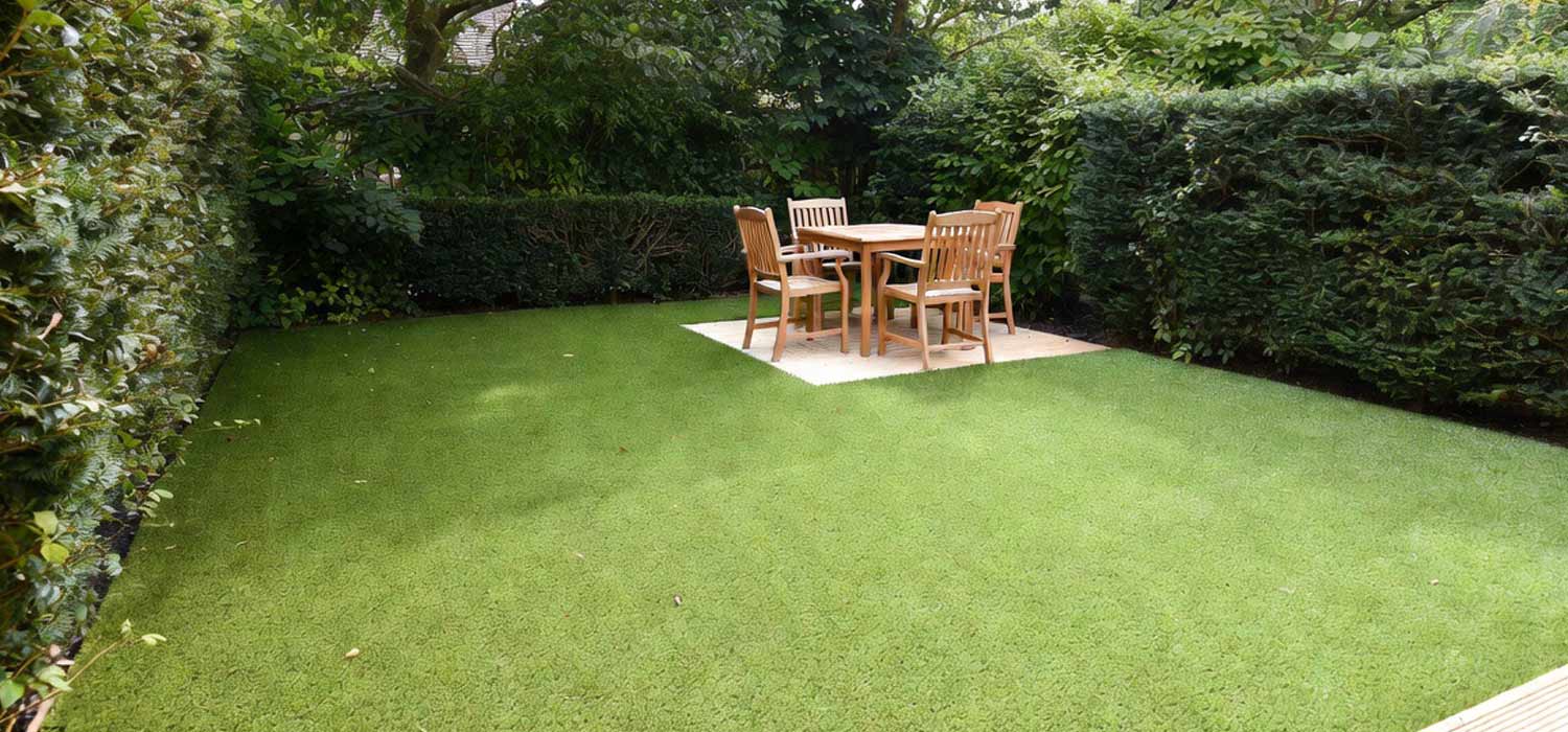 Beautiful artificial grass lawn in a Liverpool garden by Avant Gardens